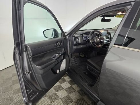 Used 2024 Nissan Pathfinder SV image 9