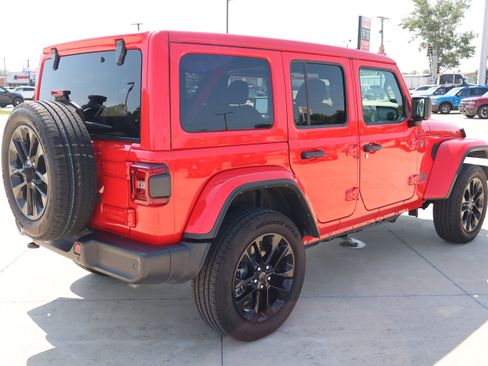 Used 2025 Jeep Wrangler Unlimited Sahara w/ Safety Group AWD/4WD image 5