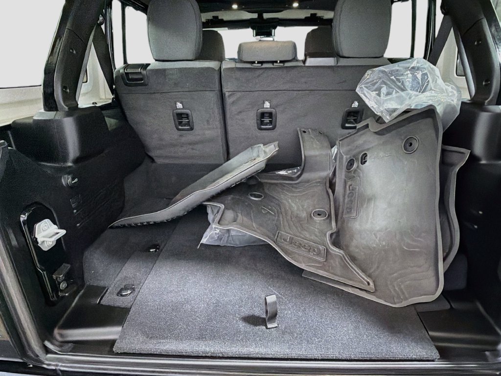 Used 2024 Jeep Wrangler Unlimited Sahara AWD/4WD image 26