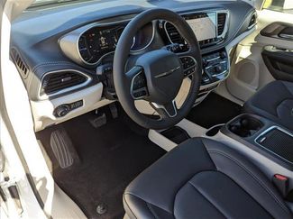 Used 2023 Chrysler Pacifica Touring-L video 3