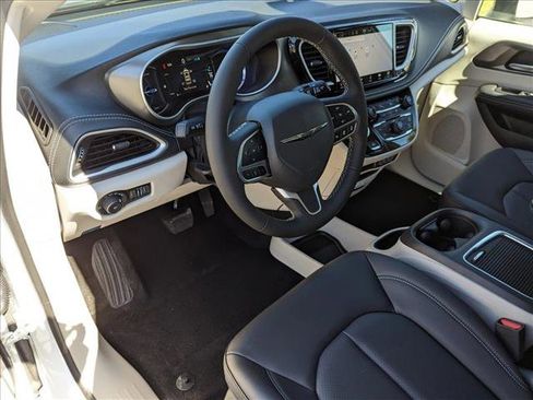 Used 2023 Chrysler Pacifica Touring-L image 3