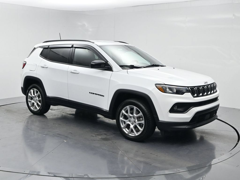 Used 2024 Jeep Compass Latitude AWD/4WD image 2