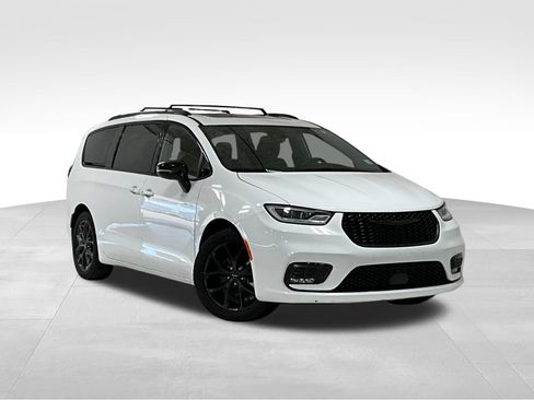 Used 2025 Chrysler Pacifica Limited FWD image 1