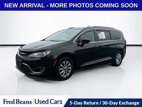 Used 2019 Chrysler Pacifica Touring-L FWD image 3