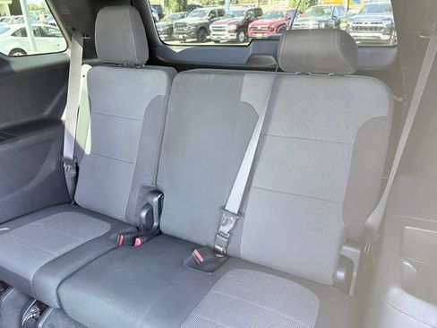 Used 2023 Chevrolet Traverse LT FWD image 7