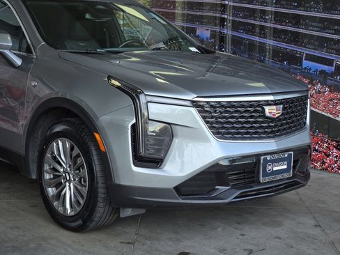 Used 2024 Cadillac XT4 Premium Luxury image 2