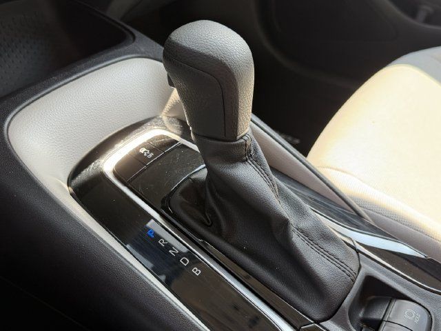 Used 2022 Toyota Corolla LE w/ Carpet Mat Package (TMS) FWD image 18