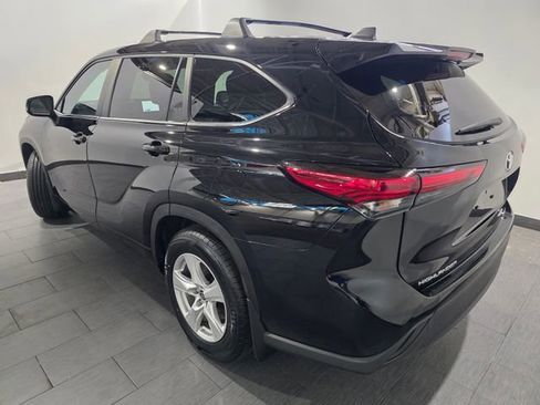 Used 2023 Toyota Highlander LE AWD/4WD image 3