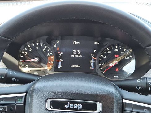 Used 2025 Jeep Compass Latitude w/ Sun & Sound Group AWD/4WD image 26