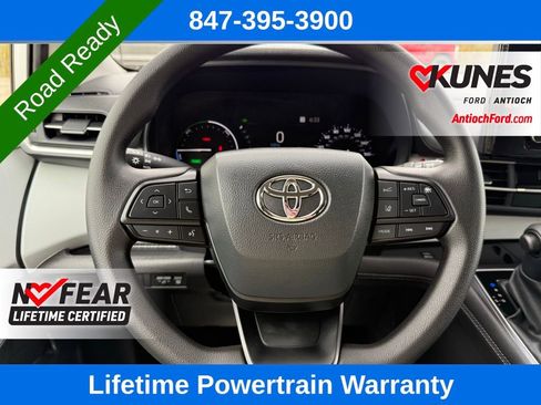 Used 2025 Toyota Sienna LE image 32