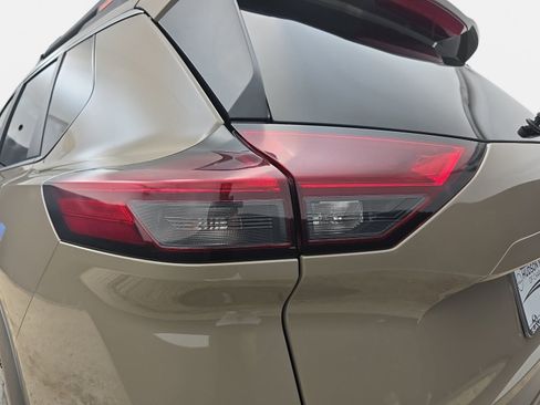 Used 2025 Nissan Rogue SV AWD/4WD image 31