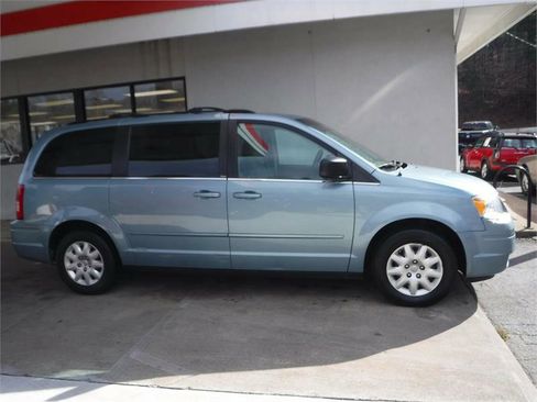 Used 2010 Chrysler Town & Country LX w/ PWR Convenience Group image 2