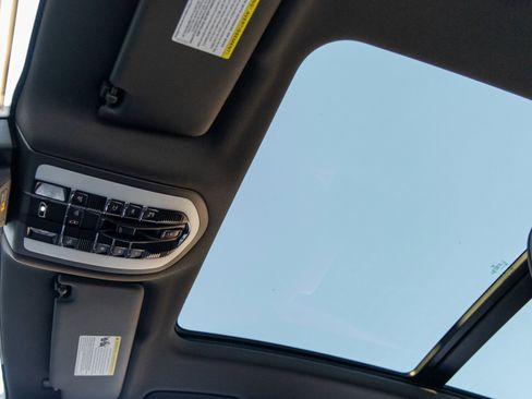 Certified 2025 Porsche Macan image 28