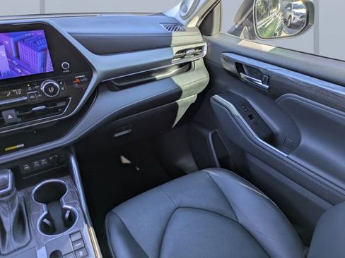 Used 2023 Toyota Highlander Limited image 17