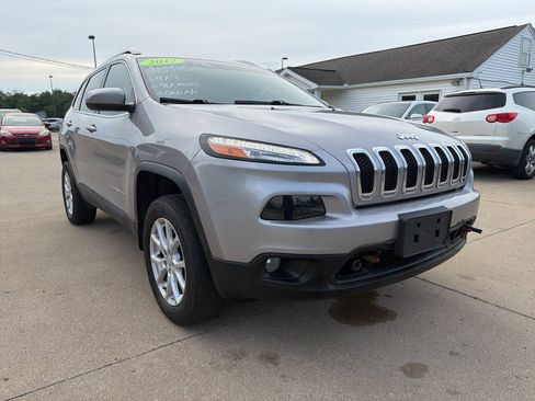 Used 2017 Jeep Cherokee Latitude w/ Comfort/Convenience Group AWD/4WD image 1