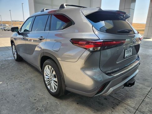 Used 2025 Toyota Highlander Platinum AWD/4WD image 6