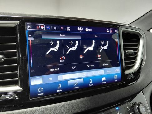 Used 2025 Chrysler Pacifica Select image 33