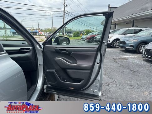 Used 2024 Toyota Highlander LE AWD/4WD image 25