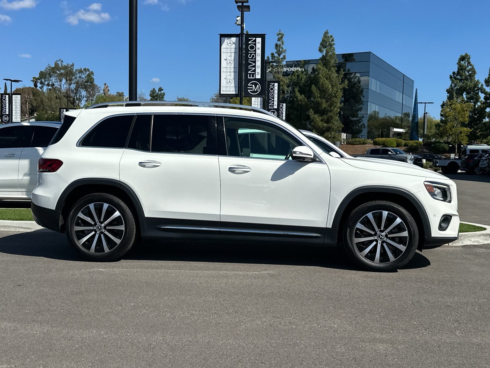 Used 2023 Mercedes-Benz GLB 250 image 2