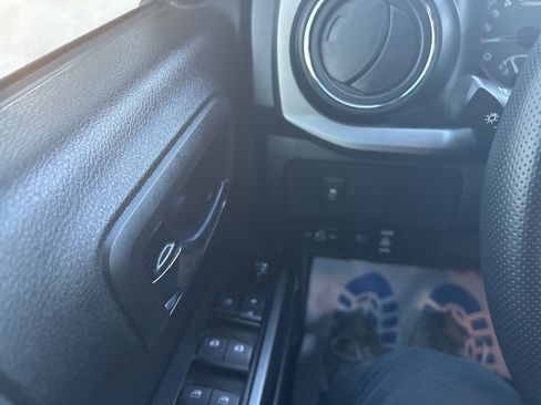 Used 2023 Toyota Tacoma TRD Sport image 12