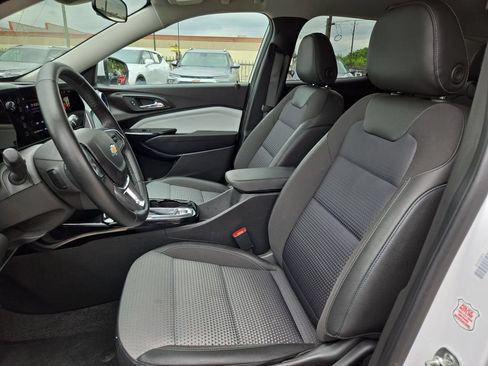 Used 2025 Chevrolet Trax LT w/ LT Convenience Package FWD image 24