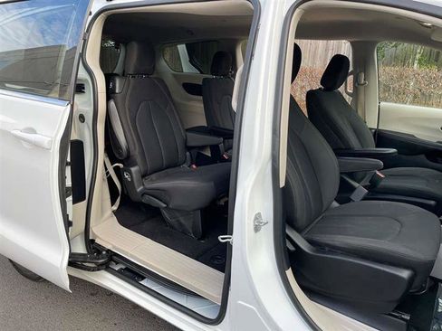 Used 2017 Chrysler Pacifica LX image 53