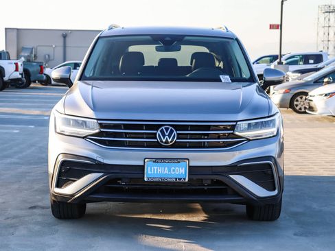 Used 2022 Volkswagen Tiguan SE w/ Panoramic Sunroof Package image 2