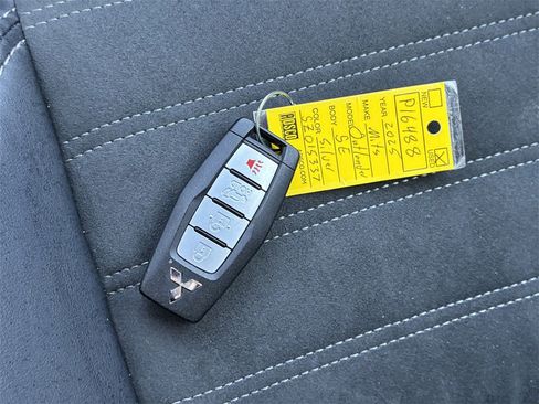 Used 2025 Mitsubishi Outlander SE image 30