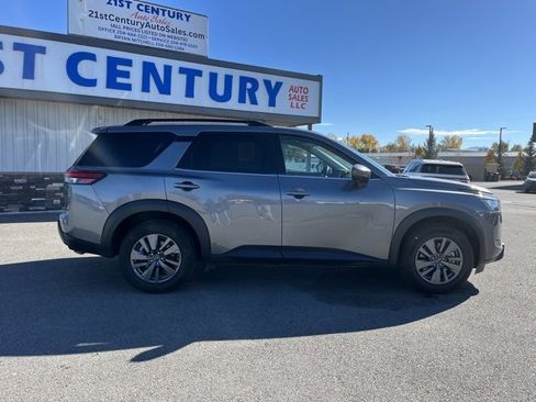 Used 2024 Nissan Pathfinder SV image 14