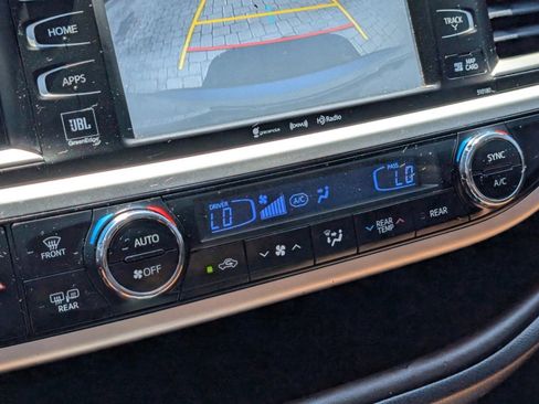 Used 2017 Toyota Highlander Limited image 21