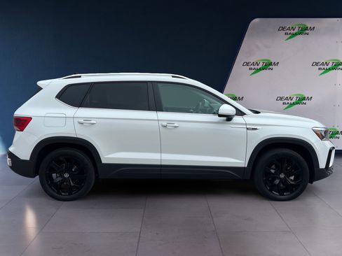 Certified 2023 Volkswagen Taos SE w/ Panoramic Sunroof Package image 10