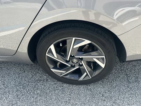Certified 2024 Hyundai Elantra Limited FWD image 11