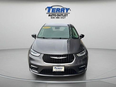 Used 2023 Chrysler Pacifica Touring-L image 3