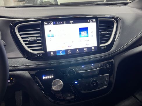 New 2026 Chrysler Pacifica Select AWD/4WD image 22