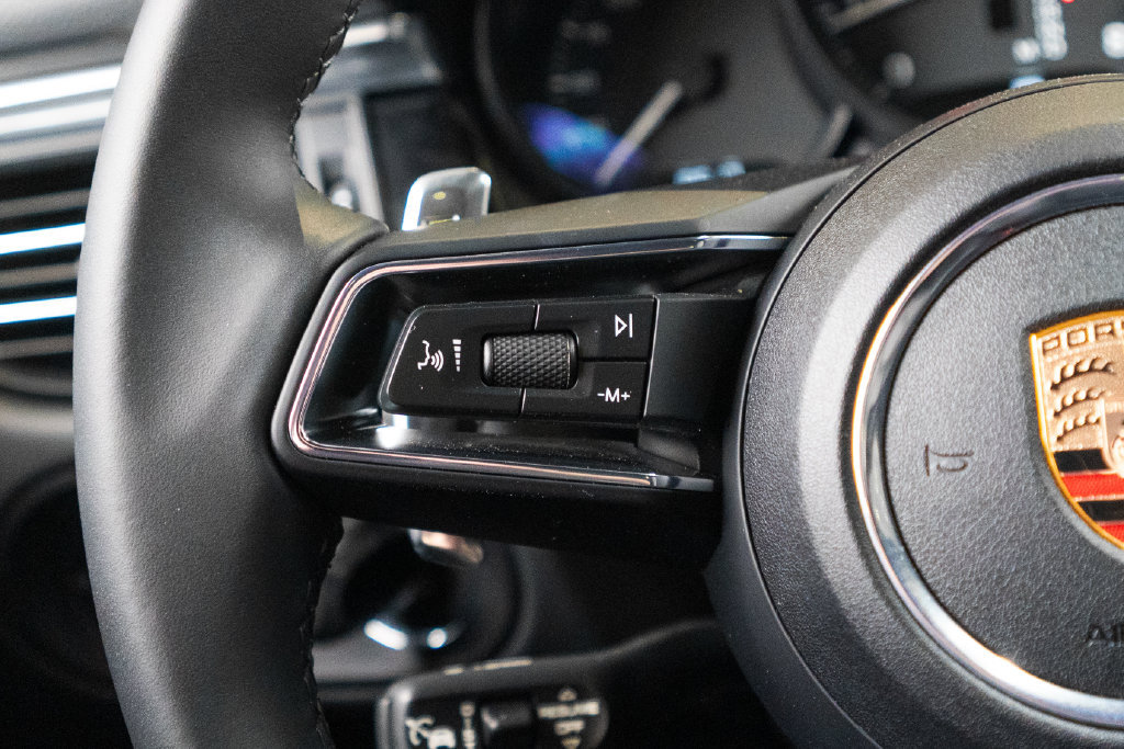 Certified 2025 Porsche Macan AWD/4WD image 32
