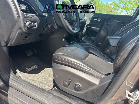 Used 2019 Jeep Cherokee Latitude Plus AWD/4WD image 5