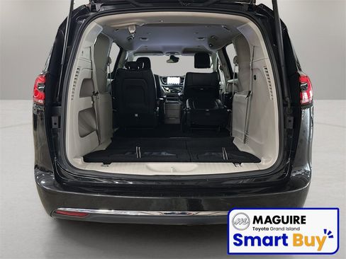 Used 2022 Chrysler Pacifica Touring-L image 25