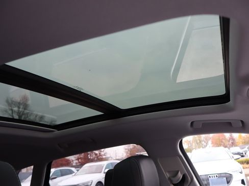 Used 2021 Audi e-tron Prestige w/ Prestige Package image 15