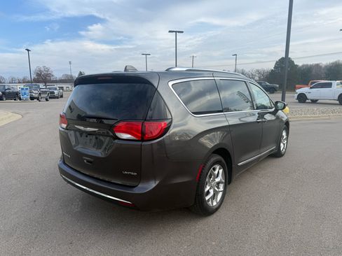 Used 2017 Chrysler Pacifica Limited image 3