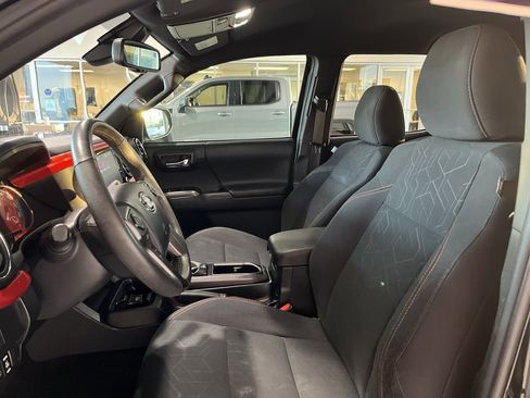 Used 2020 Toyota Tacoma TRD Off-Road image 11