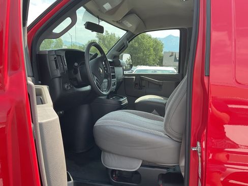 Used 2017 Chevrolet Express 2500 RWD image 10