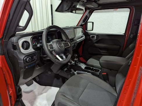 Used 2025 Jeep Wrangler Unlimited Sahara image 8