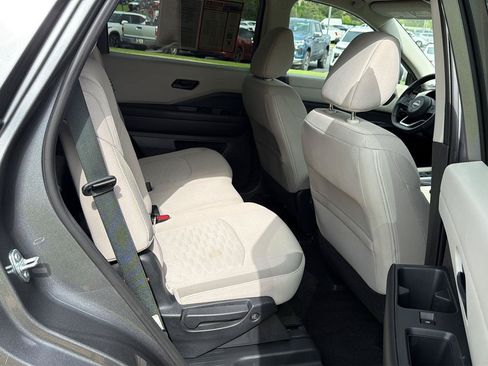 Used 2024 Nissan Pathfinder SV FWD image 13