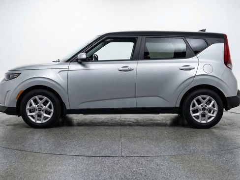 Used 2025 Kia Soul LX w/ LX Technology Package FWD image 5