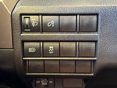 Used 2025 Toyota Tacoma SR5 AWD/4WD image 31