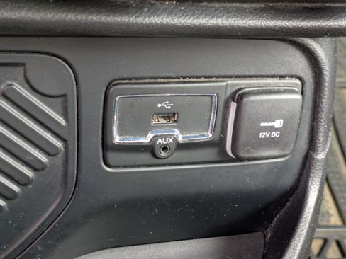 Used 2015 Jeep Renegade Latitude w/ Popular Equipment Group image 27