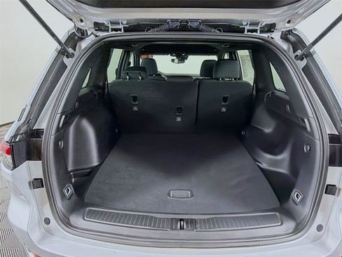 Used 2024 Jeep Grand Cherokee Laredo image 16