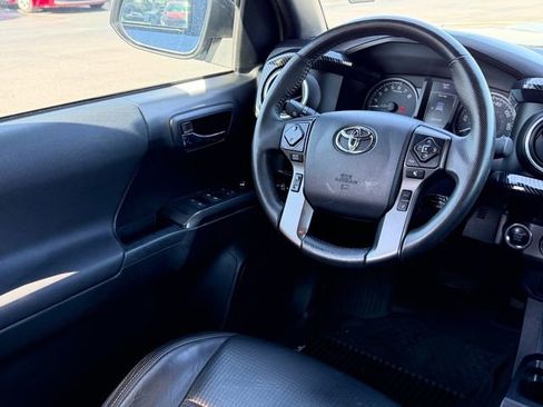 Used 2018 Toyota Tacoma TRD Sport image 10