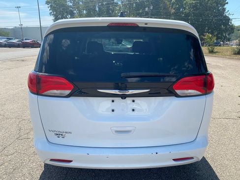 Used 2023 Chrysler Voyager LX FWD image 4