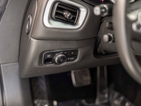 Used 2020 Aston Martin DB11 Coupe image 18